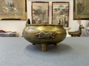 Een Chinese driepotige bronzen wierookbrander met olifanten, Qing