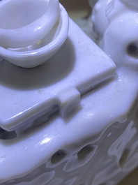 Een Chinese Dehua blanc de Chine groep van een Nederlands gezin, Kangxi