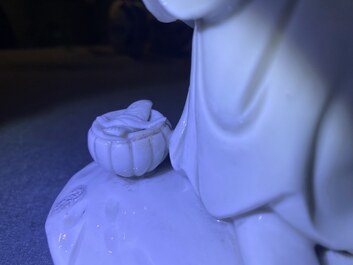 Een Chinese Dehua blanc de Chine figuur van Guanyin, Kangxi/Qianlong