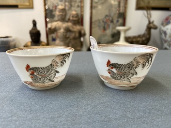 Een paar Chinese grisaille koppen en schotels met een haan en een hen, Yongzheng
