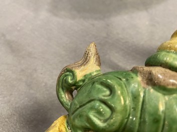 Une paire de porte-encens en forme de lions bouddhistes en biscuit &eacute;maill&eacute; sancai, Ming