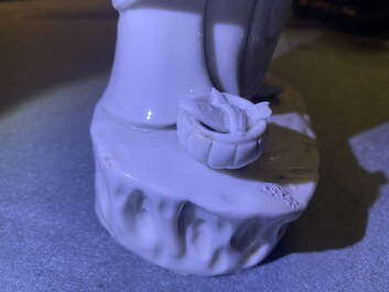 Een Chinese Dehua blanc de Chine figuur van Guanyin, Kangxi/Qianlong