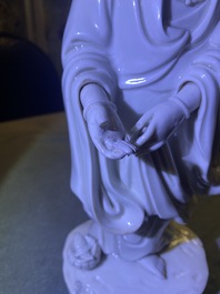 Een Chinese Dehua blanc de Chine figuur van Guanyin, Kangxi/Qianlong