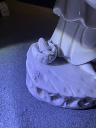 Een Chinese Dehua blanc de Chine figuur van Guanyin, Kangxi/Qianlong
