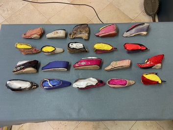 Une collection de 44 paires de chaussures lotus en soie et coton, Chine, Qing et R&eacute;publique