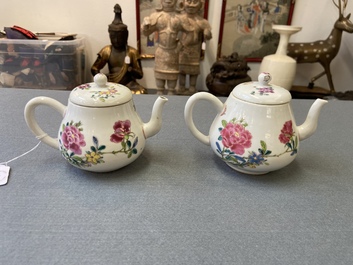 Een paar Chinese famille rose theepotten met floraal decor, Yongzheng