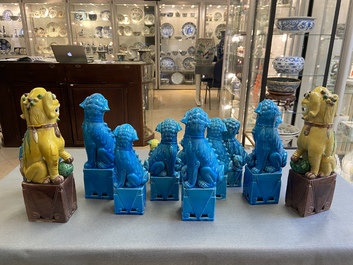 Veertien Chinese monochrome turquoise en famille verte modellen van boeddhistische leeuwen, 19/20e eeuw
