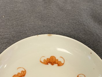 Une coupe en porcelaine de Chine famille rose &agrave; d&eacute;cor de chauve-souris autour d'un Shou, marque et &eacute;poque de Jiaqing