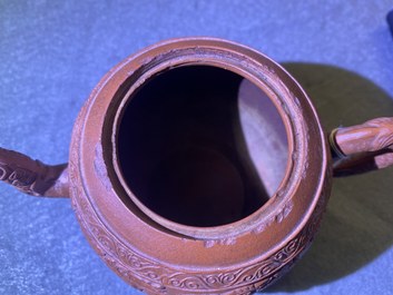 Une th&eacute;i&egrave;re en gr&egrave;s de Yixing &agrave; d&eacute;cor de gar&ccedil;ons parmi des rinceaux de pivoines, Kangxi