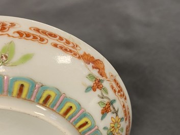 Une coupe en porcelaine de Chine famille rose &agrave; d&eacute;cor de chauve-souris autour d'un Shou, marque et &eacute;poque de Jiaqing