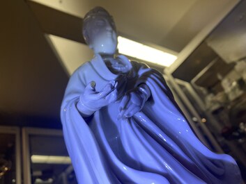 Een Chinese Dehua blanc de Chine figuur van Guanyin, Kangxi/Qianlong