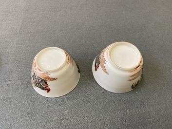 Een paar Chinese grisaille koppen en schotels met een haan en een hen, Yongzheng