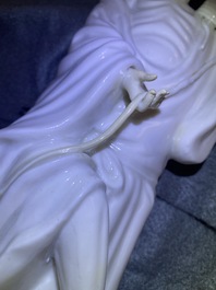 Twee Chinese blanc de Chine figuren van Liu Hai en Guanyin, Kangxi