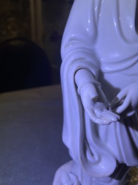 Een Chinese Dehua blanc de Chine figuur van Guanyin, Kangxi/Qianlong