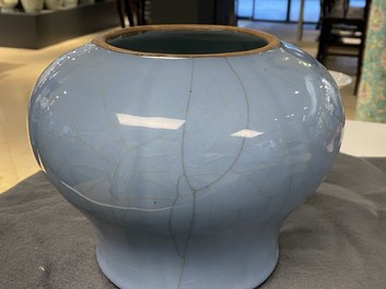 Een Chinese monochrome lavendelblauwe vaas, Qianlong