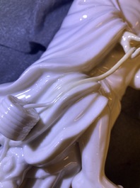 Twee Chinese blanc de Chine figuren van Liu Hai en Guanyin, Kangxi