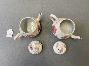 Een paar Chinese famille rose theepotten met floraal decor, Yongzheng