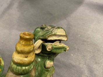 Une paire de porte-encens en forme de lions bouddhistes en biscuit &eacute;maill&eacute; sancai, Ming