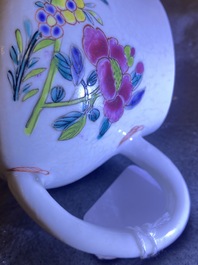 Een paar Chinese famille rose theepotten met floraal decor, Yongzheng