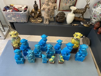 Veertien Chinese monochrome turquoise en famille verte modellen van boeddhistische leeuwen, 19/20e eeuw