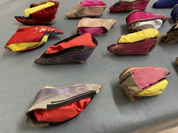 Une collection de 44 paires de chaussures lotus en soie et coton, Chine, Qing et R&eacute;publique