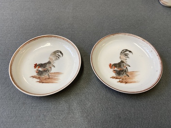 Een paar Chinese grisaille koppen en schotels met een haan en een hen, Yongzheng