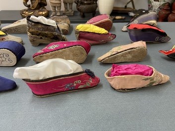 Une collection de 44 paires de chaussures lotus en soie et coton, Chine, Qing et R&eacute;publique