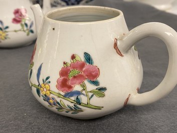 Een paar Chinese famille rose theepotten met floraal decor, Yongzheng