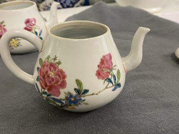 Een paar Chinese famille rose theepotten met floraal decor, Yongzheng