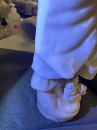 Twee Chinese blanc de Chine figuren van Liu Hai en Guanyin, Kangxi