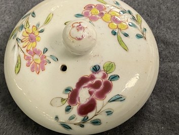 Een paar Chinese famille rose theepotten met floraal decor, Yongzheng