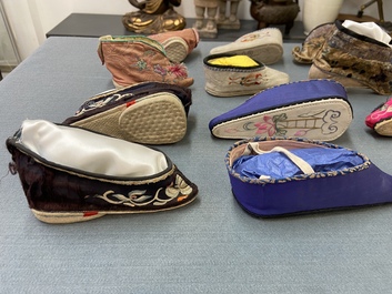 Une collection de 44 paires de chaussures lotus en soie et coton, Chine, Qing et R&eacute;publique