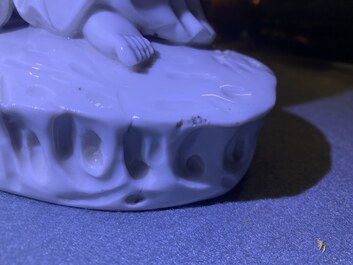 Een Chinese Dehua blanc de Chine figuur van Guanyin, Kangxi/Qianlong