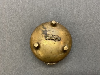 Een Chinese driepotige bronzen wierookbrander met olifanten, Qing