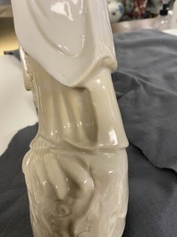 Twee Chinese blanc de Chine figuren van Liu Hai en Guanyin, Kangxi