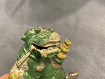 Une paire de porte-encens en forme de lions bouddhistes en biscuit &eacute;maill&eacute; sancai, Ming