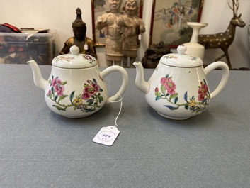 Een paar Chinese famille rose theepotten met floraal decor, Yongzheng