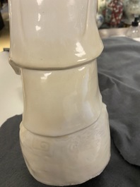 Twee Chinese blanc de Chine figuren van Liu Hai en Guanyin, Kangxi