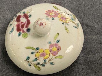 Een paar Chinese famille rose theepotten met floraal decor, Yongzheng