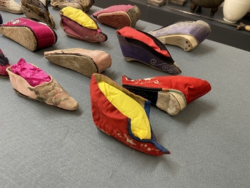 Une collection de 44 paires de chaussures lotus en soie et coton, Chine, Qing et R&eacute;publique