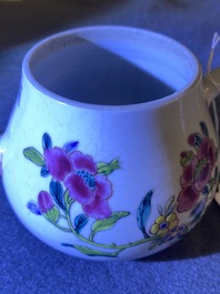 Een paar Chinese famille rose theepotten met floraal decor, Yongzheng