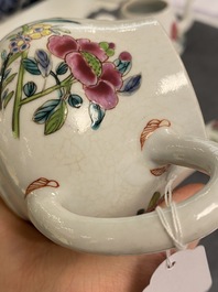 Een paar Chinese famille rose theepotten met floraal decor, Yongzheng