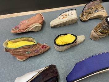 Une collection de 44 paires de chaussures lotus en soie et coton, Chine, Qing et R&eacute;publique