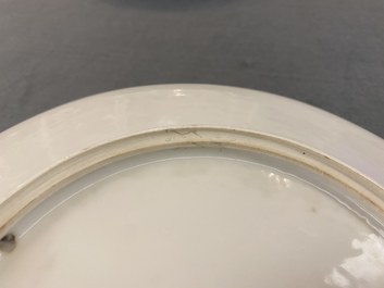 Une paire d'assiettes en porcelaine de Chine famille rose &agrave; d&eacute;cor de femmes dans un jardin, R&eacute;publique