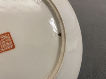 Une paire d'assiettes en porcelaine de Chine famille rose &agrave; d&eacute;cor de femmes dans un jardin, R&eacute;publique