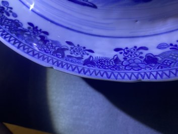 Een zeldzame Chinese blauw-witte scheepsterrine, Qianlong