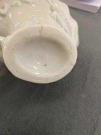 Een Chinese blanc de Chine libation cup en een koraalrode met vergulding, Kangxi en 19e eeuw
