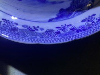 Een zeldzame Chinese blauw-witte scheepsterrine, Qianlong