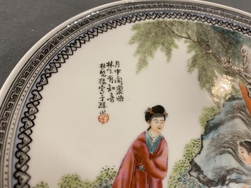 Une paire d'assiettes en porcelaine de Chine famille rose &agrave; d&eacute;cor de femmes dans un jardin, R&eacute;publique