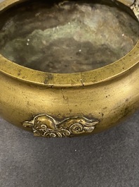 Een Chinese driepotige bronzen wierookbrander met olifanten, Qing